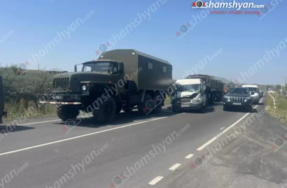 Սևան-Մարտունի ճանապարհին բախվել են «Ford Transit»-ը և ՀՀ ՊՆ հաշվեկշռում հաշվառված 2 «Ուրալ». 4 զինվորական տեղափոխվել է ԲԿ